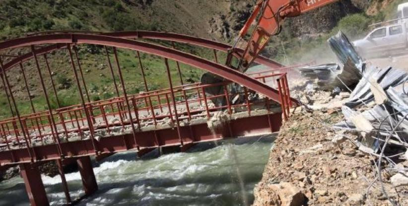 Τα έχει χάσει ο Ερντογάν – Κατεδάφισε γέφυρα γιατί… «υποστήριζε» την τρομοκρατία